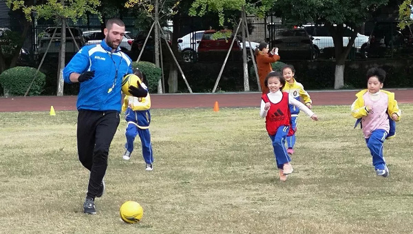 中國部·小學(xué)實(shí)踐課程:西班牙教練來啦!足球課,更快樂!