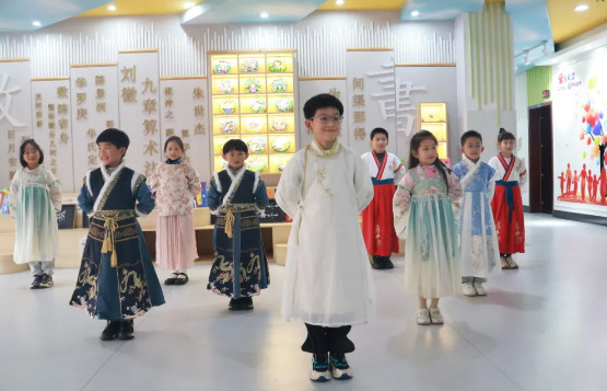 漢字墨香與英語詩行的邂逅