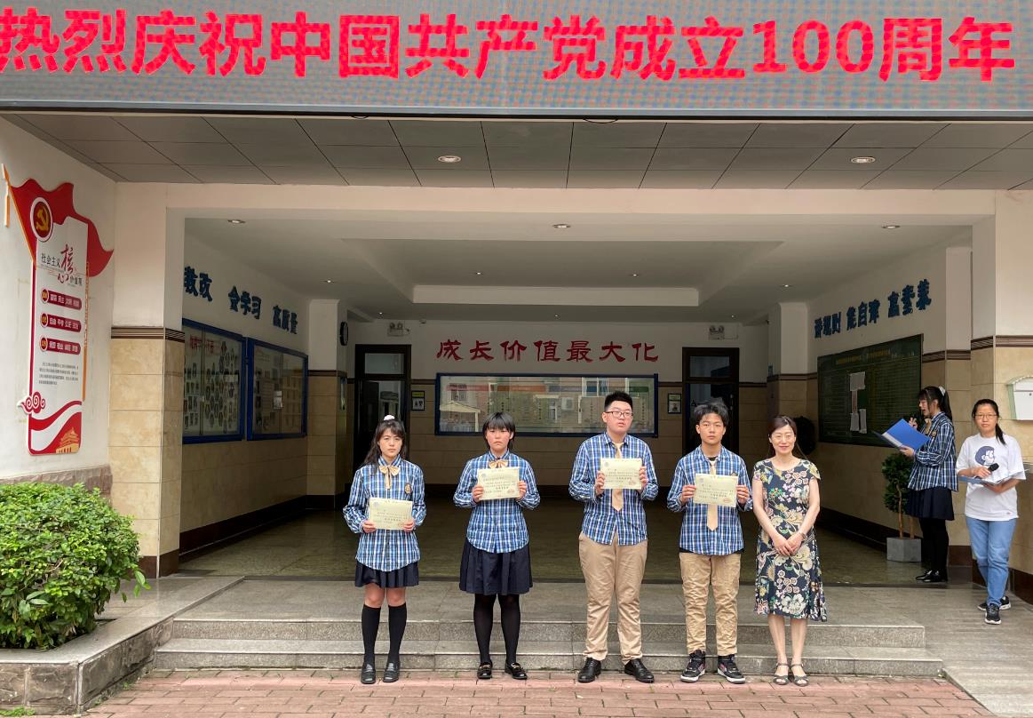 中學部開展“獻禮百年，愛心義賣”活動